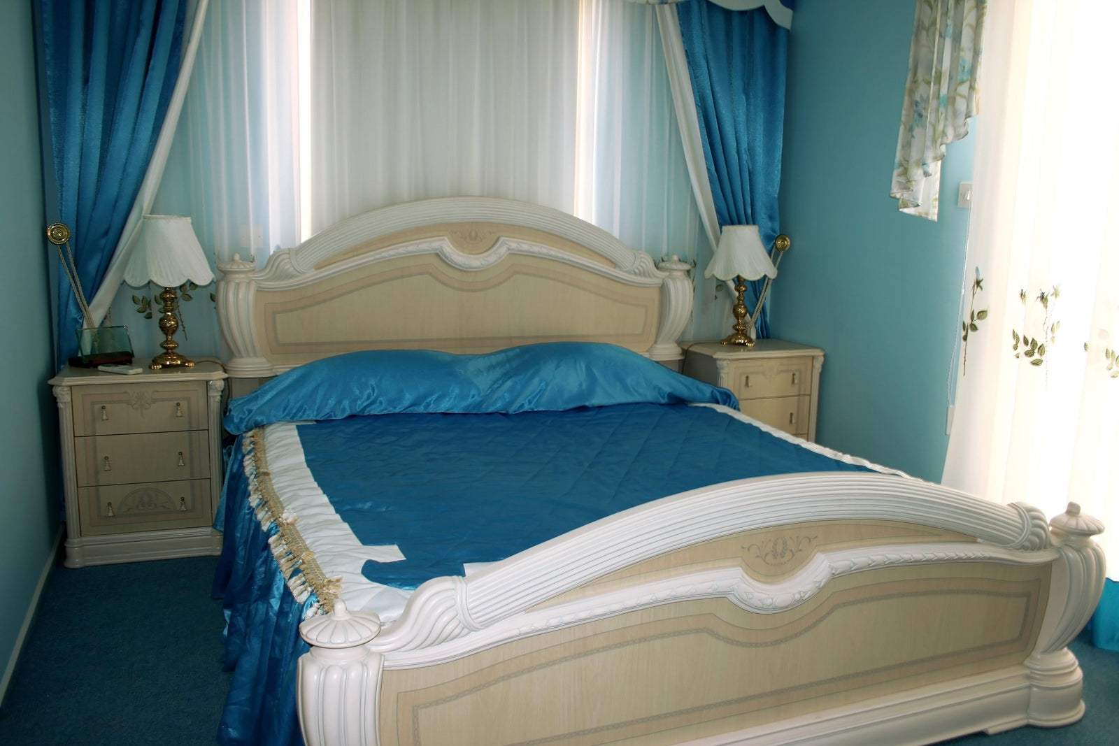 How to Update Your Curtains and Coordinate Them to Your Bed Sheets